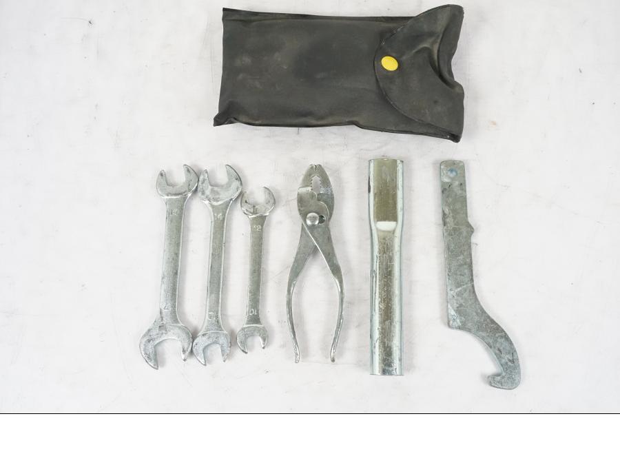 Framsidan på Verktyg från en Yamaha XVS 1100 -2000 motorcykel.