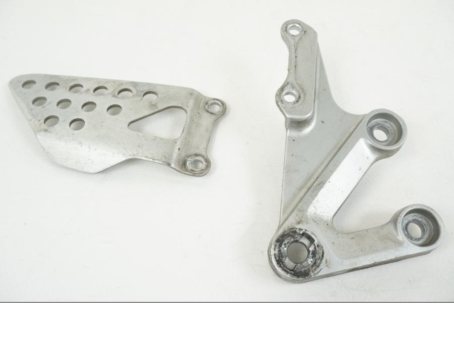 Baksidan på Fotpinnefäste från en Suzuki GSX-R 1000 -2003 motorcykel.