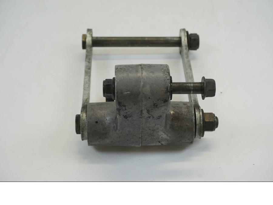 Baksidan på Stötdämparlänkage från en Yamaha XVS 1100 -2003 motorcykel.