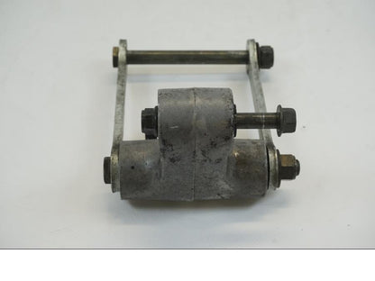 Baksidan på Stötdämparlänkage från en Yamaha XVS 1100 -2003 motorcykel.