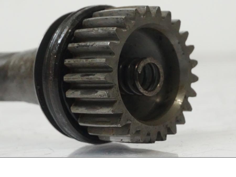 Höger sida på <p>Kardanaxel från Yamaha BT 1100 2002.</p>

<p>Med fjäder.</p> motorcykel.