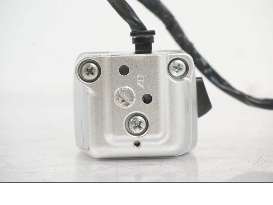 Extrabild5 på Styrelreglage från en Suzuki VZR 1800 -2009 motorcykel.