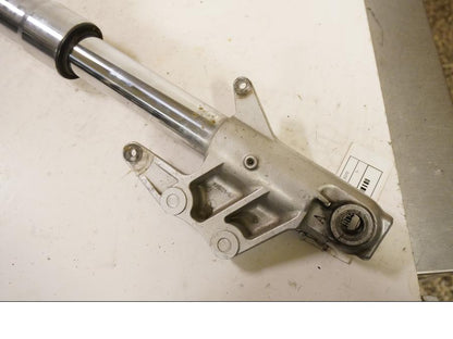 Snett nerifrån på Gaffelben från en Suzuki VZ 800 -1997 motorcykel.