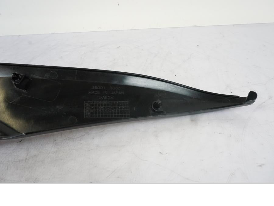 Snett nerifrån på Sidopanel från en Kawasaki ER-6N -2008 motorcykel.