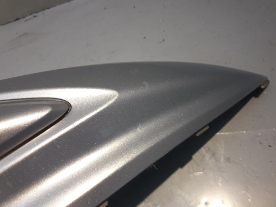 Höger sida på Bakvinge från en Yamaha Cygnus -2007 motorcykel.