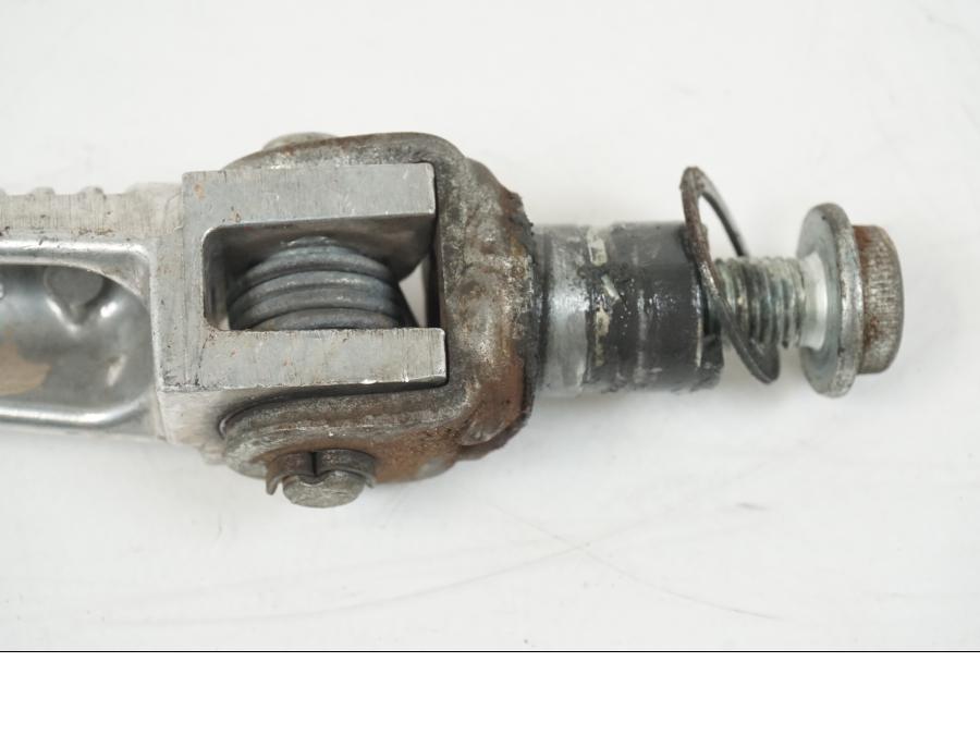 Snett nerifrån på Fotpinne från en Suzuki GSX-R 750 -2001 motorcykel.