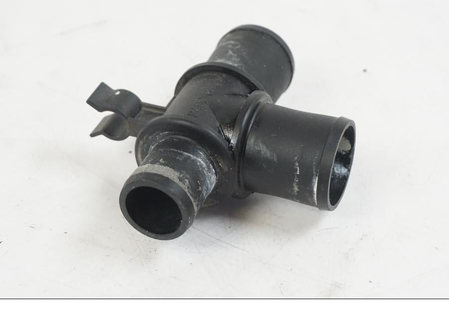 Höger sida på Vattenrör från en Suzuki VZR 1800 -2009 motorcykel.