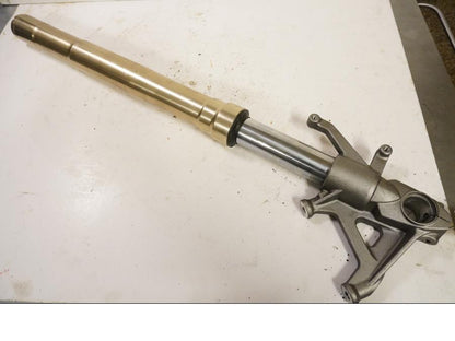 Framsidan på Gaffelben från en Kawasaki Z 1000 -2008 motorcykel.