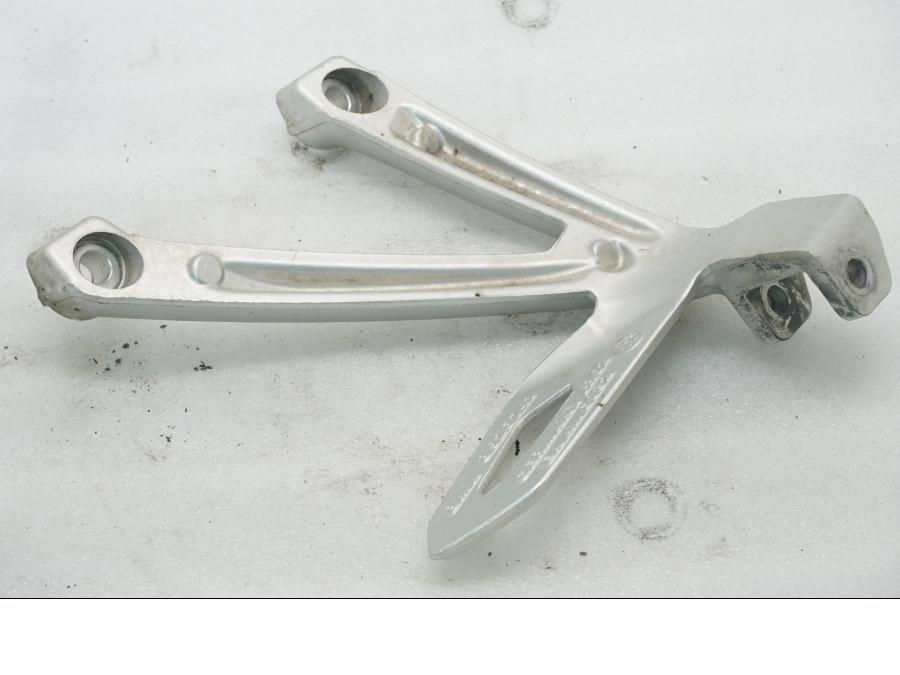 Baksidan på Fotpinnefäste från en BMW R 1200 GSA -2017 motorcykel.