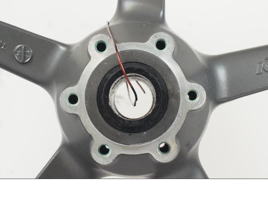 Baksidan på Fälg från en KTM 950 SM -2006 motorcykel.