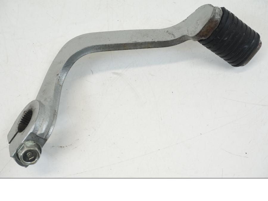 Snett nerifrån på Bromspedal från en Honda CB 750 -2002 motorcykel.