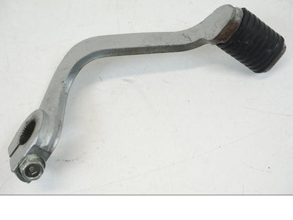 Snett nerifrån på Bromspedal från en Honda CB 750 -2002 motorcykel.