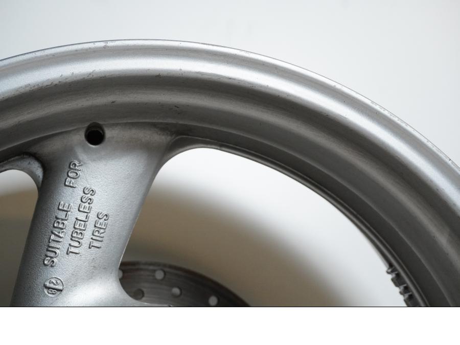 Extrabild6 på Fälg från en Yamaha YZF 1000 R -1998 motorcykel.