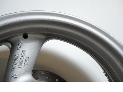 Extrabild6 på Fälg från en Yamaha YZF 1000 R -1998 motorcykel.