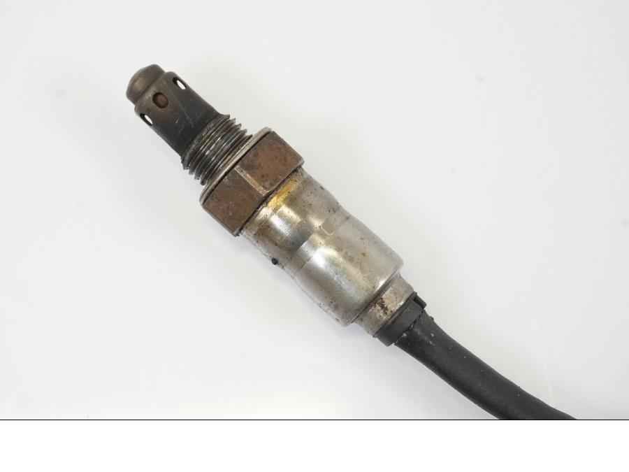 Baksidan på Lambdasond från en Triumph Trident -2021 motorcykel.