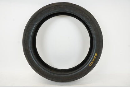Framsidan på <p>Däck: Maxxis x.</p>

<p>Dimension: 120/70-ZR17 M/C (58W).</p>

<p>Tillv. 2708.</p>

<p>Mönsterdjup: ca. 60 %.</p> motorcykel.