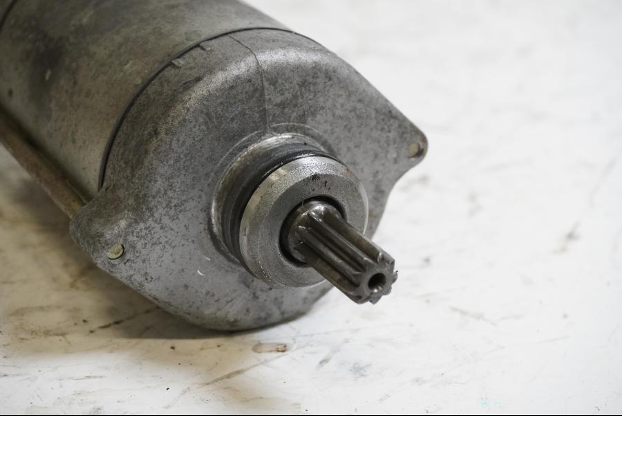 Baksidan på Startmotor från en Honda CBR 900 RR -2000 motorcykel.