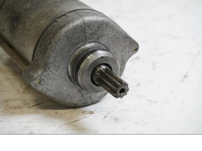 Baksidan på Startmotor från en Honda CBR 900 RR -2000 motorcykel.