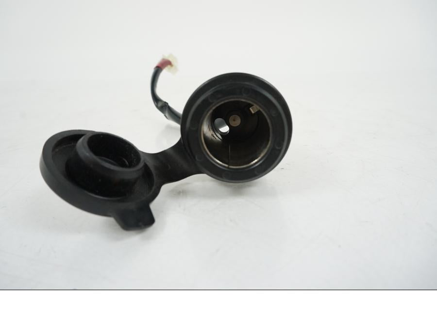 Baksidan på El uttag 12 V från en Yamaha MT-09 Tracer -2021 motorcykel.