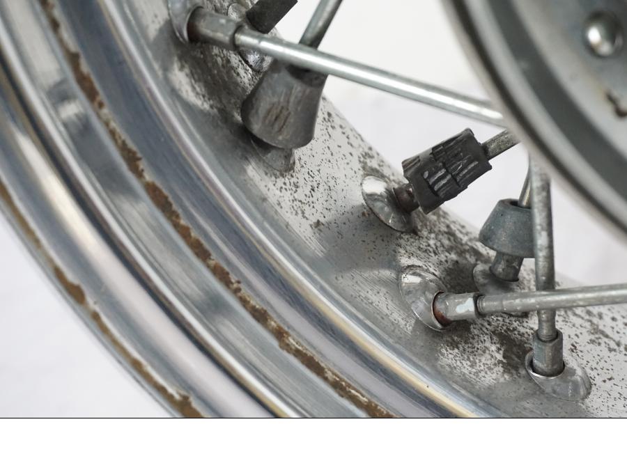 Snett nerifrån på Fälg från en Yamaha XVS 1100 -2000 motorcykel.