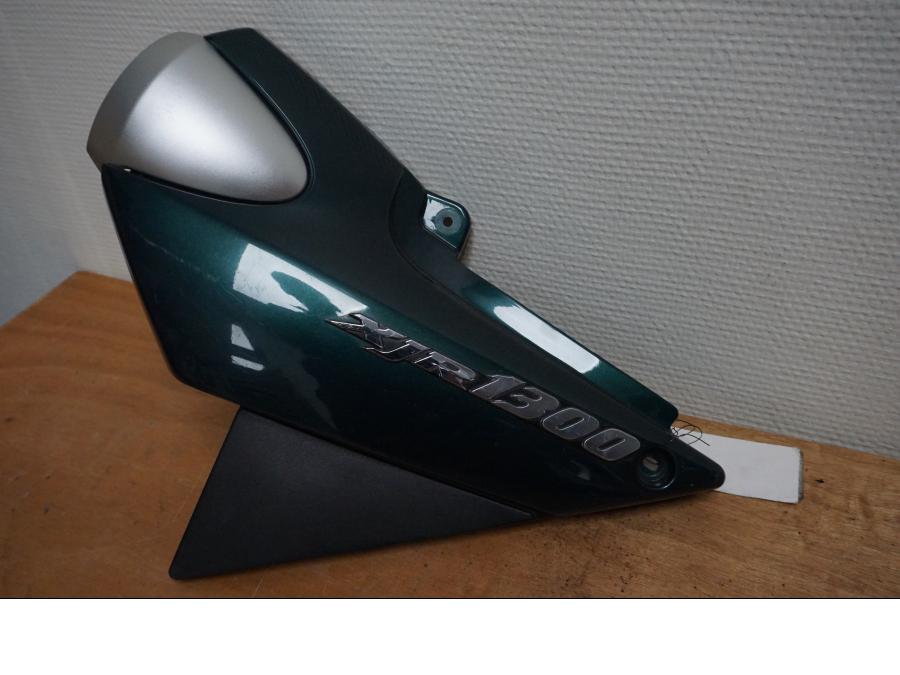Baksidan på Sidopanel från en Yamaha XJR 1300 -1999 motorcykel.