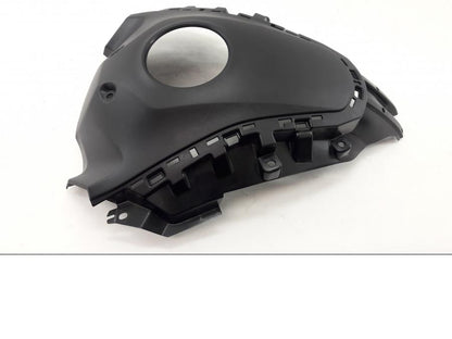 Framsidan på Bensintankskåpa från en Yamaha MT-07 Tracer -2020 motorcykel.