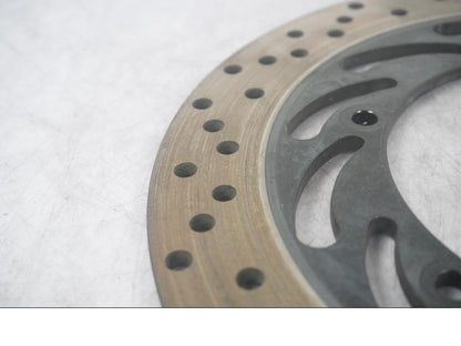 Baksidan på Bromsskiva från en Yamaha XVS 1100 -2003 motorcykel.