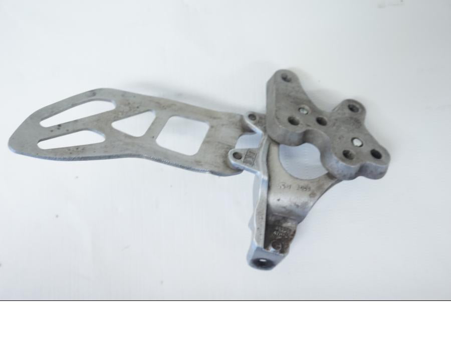 Baksidan på Fotpinnefäste från en Suzuki GSX-R 1000 -2009 motorcykel.