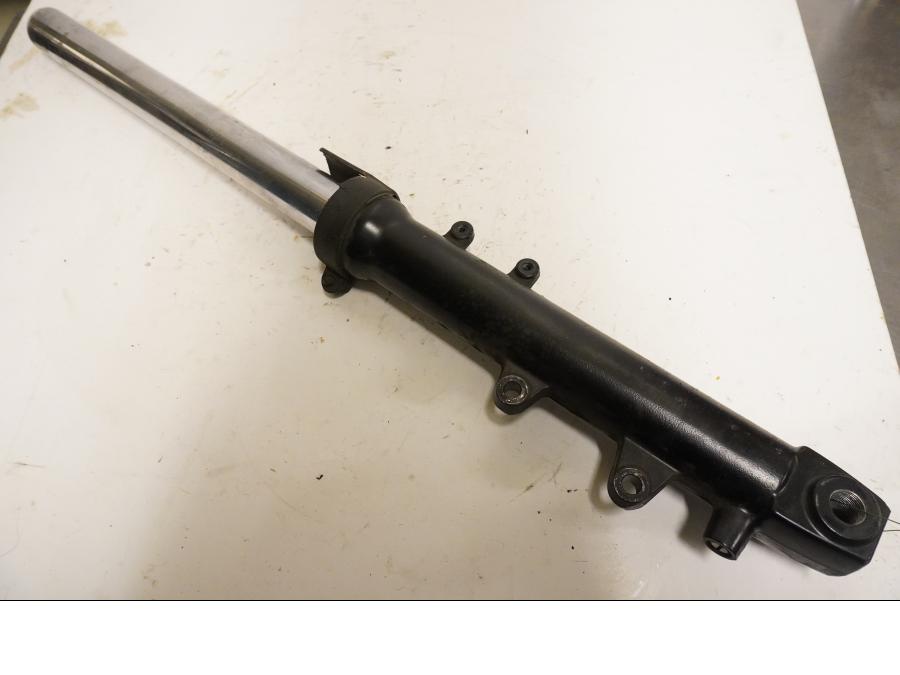 Framsidan på Gaffelben från en Triumph Daytona 650 -2005 motorcykel.