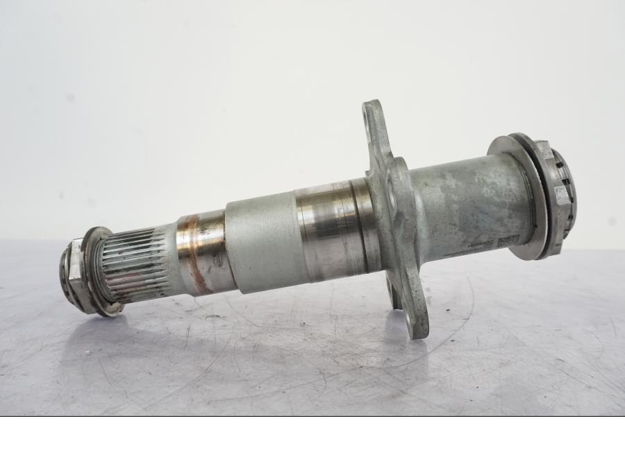 Vänster sida på Axel från en KTM 1290 Super Duke -2019 motorcykel.