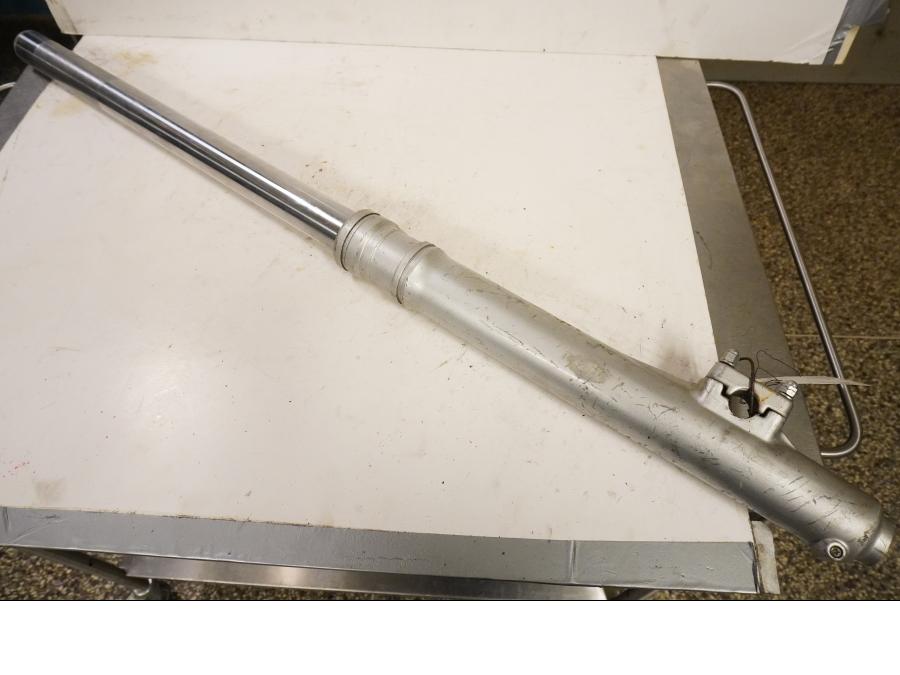 Framsidan på Gaffelben från en Yamaha TT 600 R -1990 motorcykel.