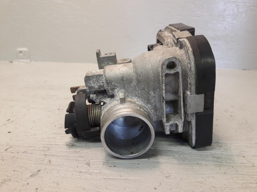 Höger sida på Spjällhus från en Aprilia RS 125 -2017 motorcykel.