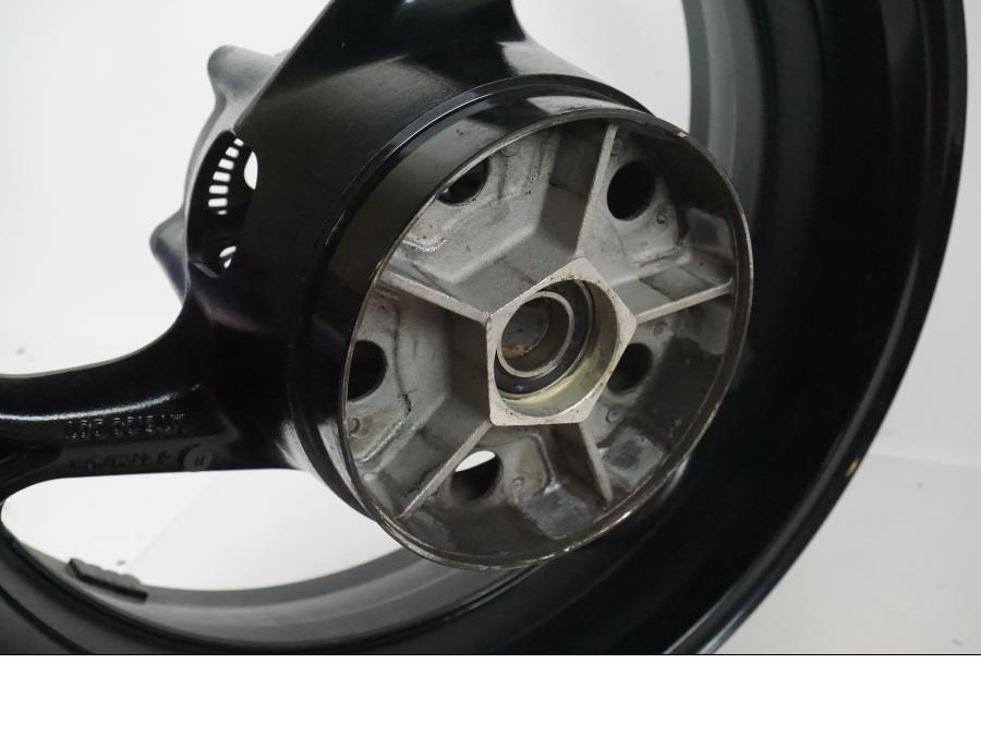 Vänster sida på Fälg från en Suzuki GSX 1300 R -2017 motorcykel.