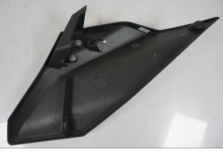 Vänster sida på Kylarvinge från en KTM 1290 Super Duke R -2015 motorcykel.