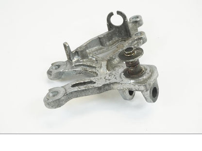 Snett nerifrån på Fotpinnefäste från en Kawasaki ZX-12R -2000 motorcykel.