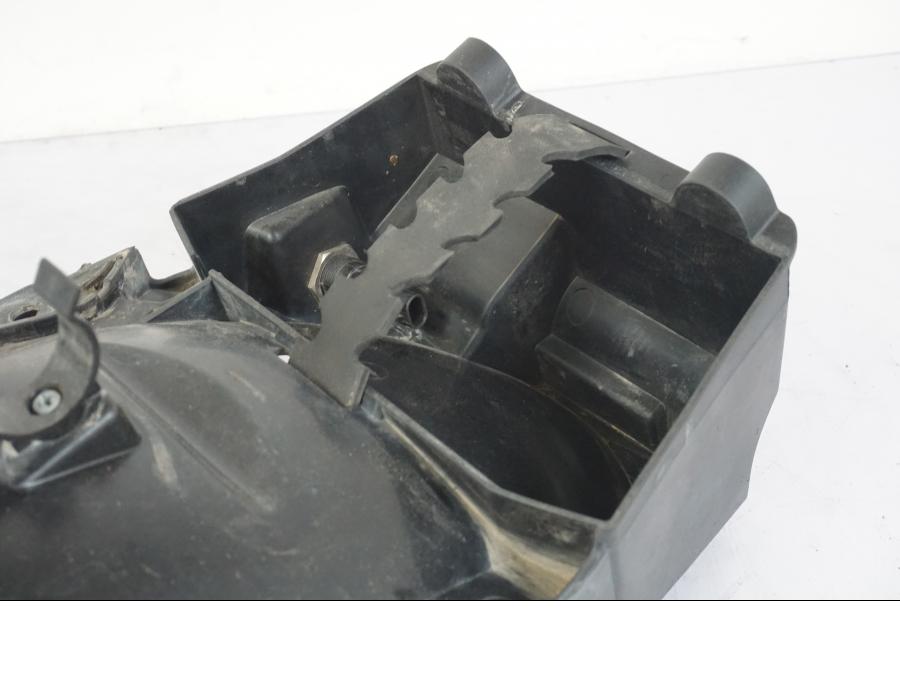 Vänster sida på Undertail från en BMW R 1200 GSA -2012 motorcykel.