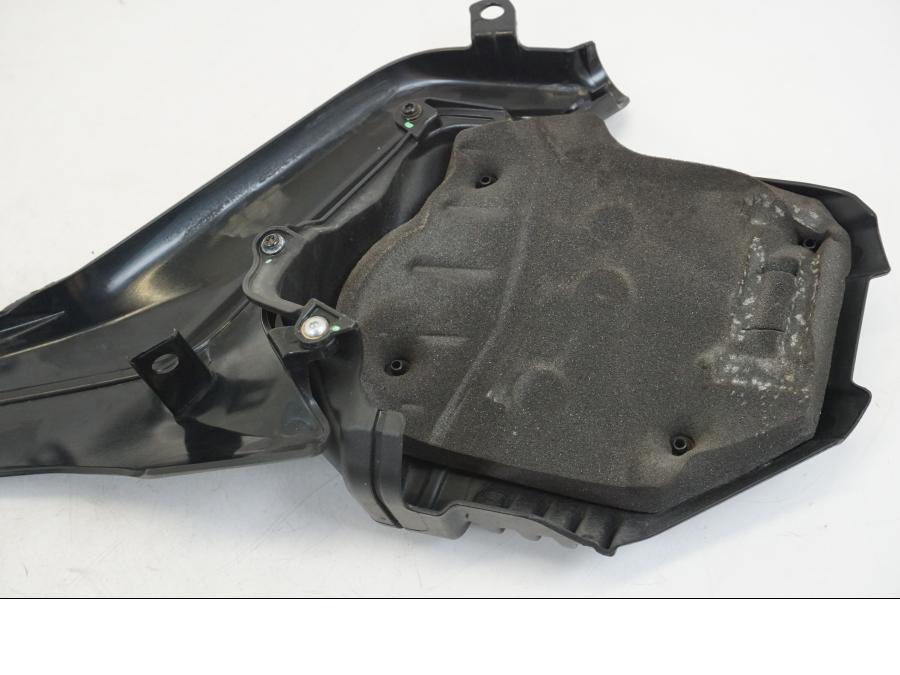 Extrabild5 på Sidopanel från en Ducati Streetfighter V4 -2020 motorcykel.