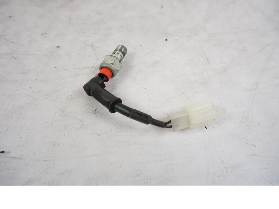 Baksidan på Bromsljuskontakt från en KTM 790 Duke -2018 motorcykel.