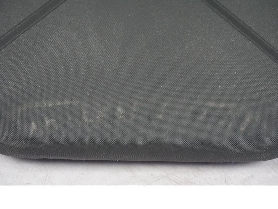 Höger sida på Sadel från en KTM 390 Duke -2018 motorcykel.