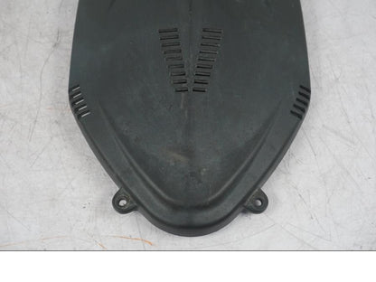 Snett nerifrån på Generatorkåpa från en BMW R 1200 GS -2005 motorcykel.