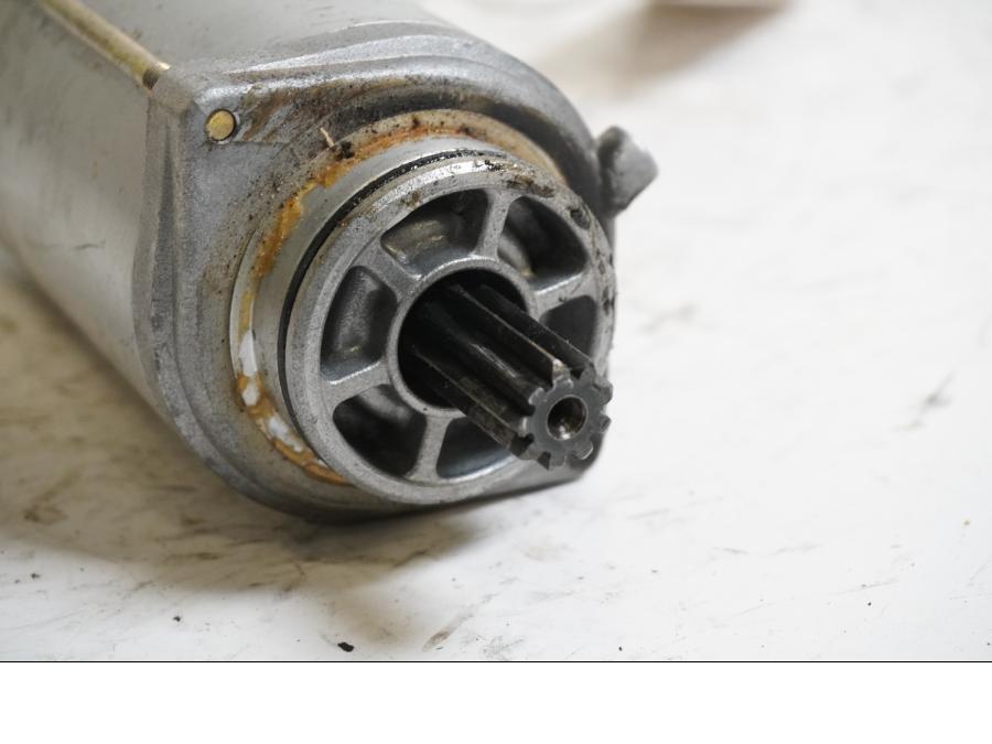 Baksidan på Startmotor från en Suzuki VL 800 -2003 motorcykel.