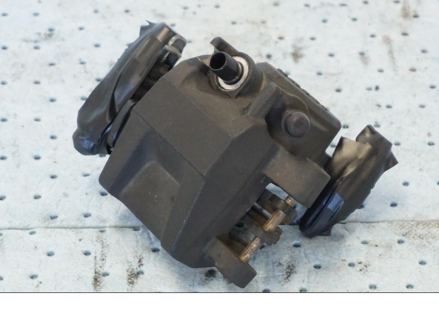 Snett uppifrån på Bromsok från en Suzuki GSX 1300 BK -2008 motorcykel.