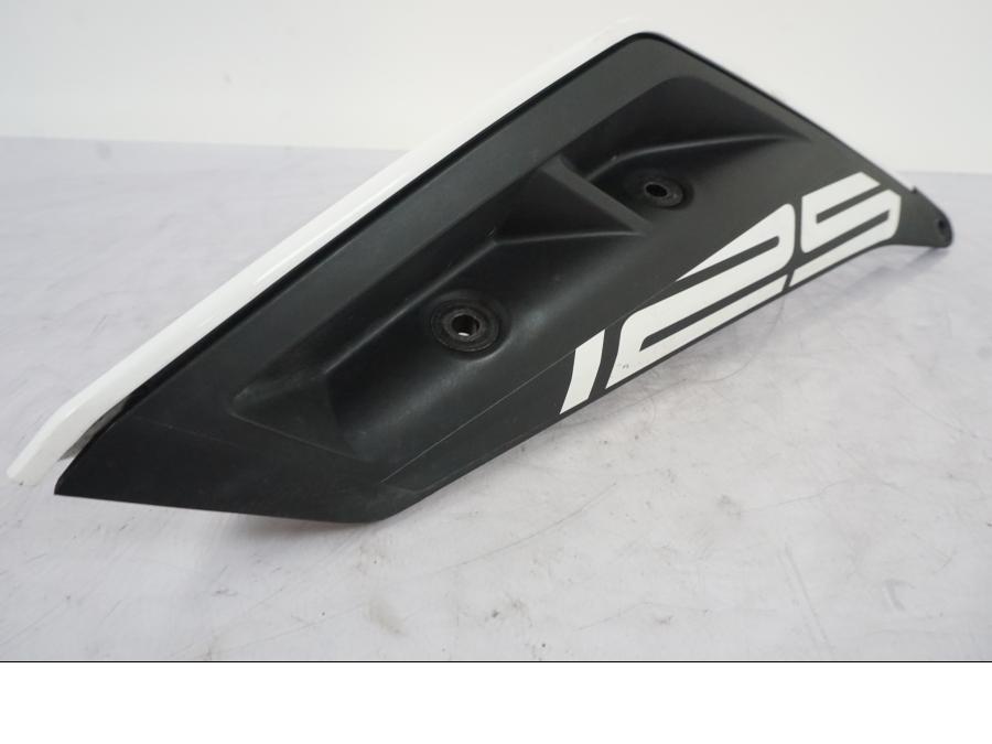 Baksidan på Bakvinge från en KTM 125 Duke -2017 motorcykel.