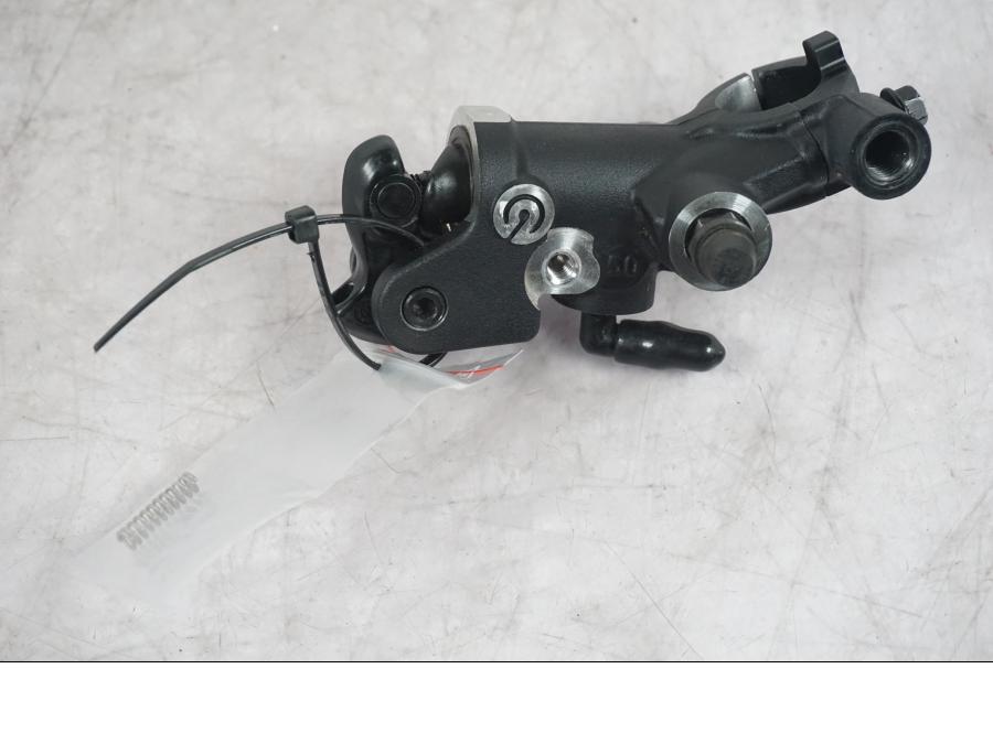 Framsidan på Bromshuvudcylinder från en KTM 1290 Super Duke R -2022 motorcykel.