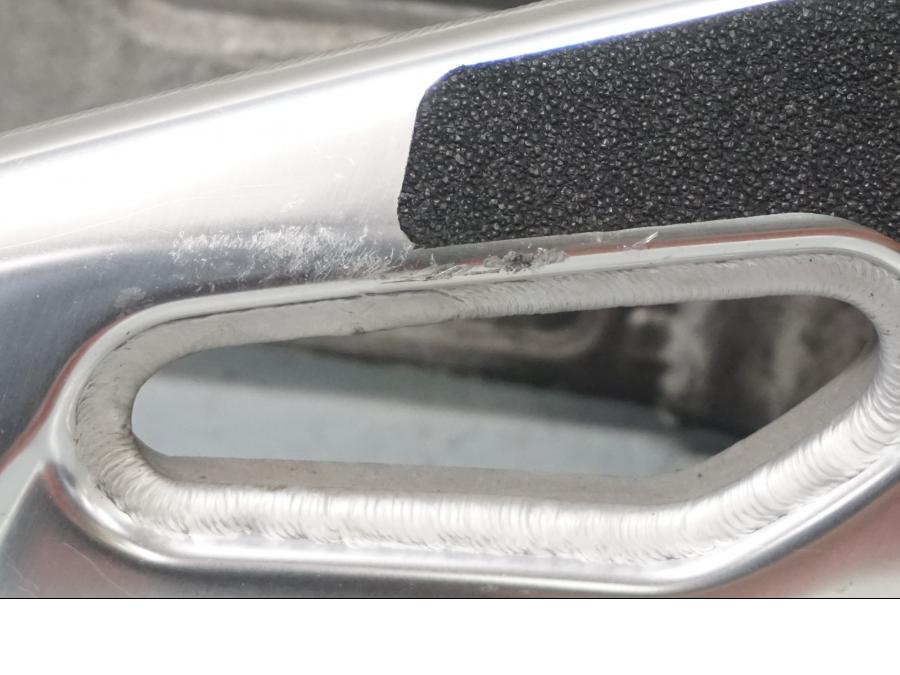 Snett nerifrån på Sving från en Aprilia Tuono V4R -2018 motorcykel.