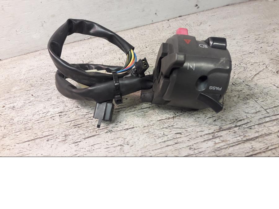 Höger sida på Styrelreglage från en Yamaha FZ-S 600 -2000 motorcykel.