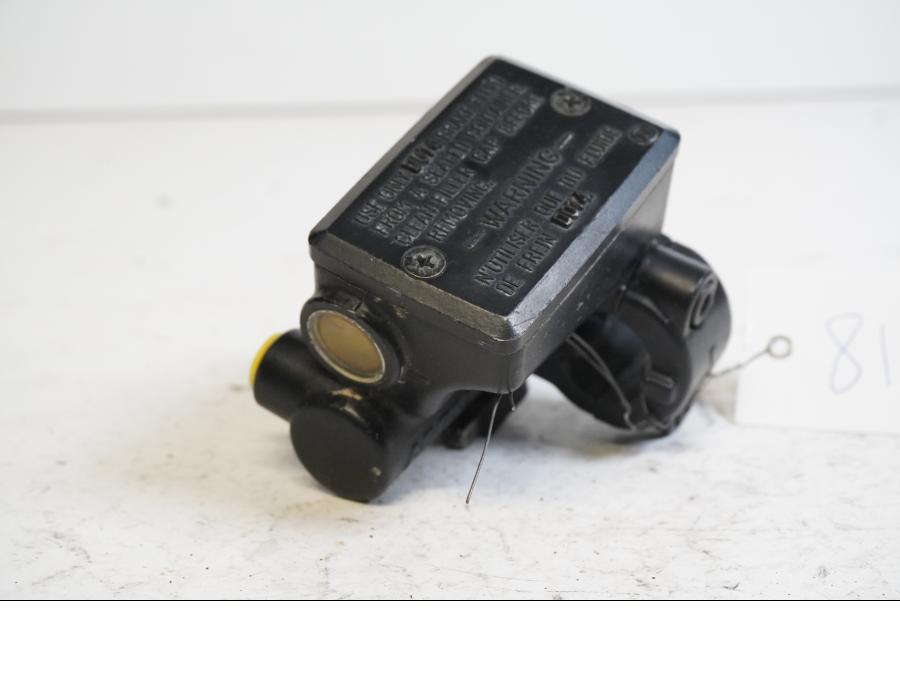 Baksidan på Bromshuvudcylinder från en Kawasaki ZX-6R -1997 motorcykel.