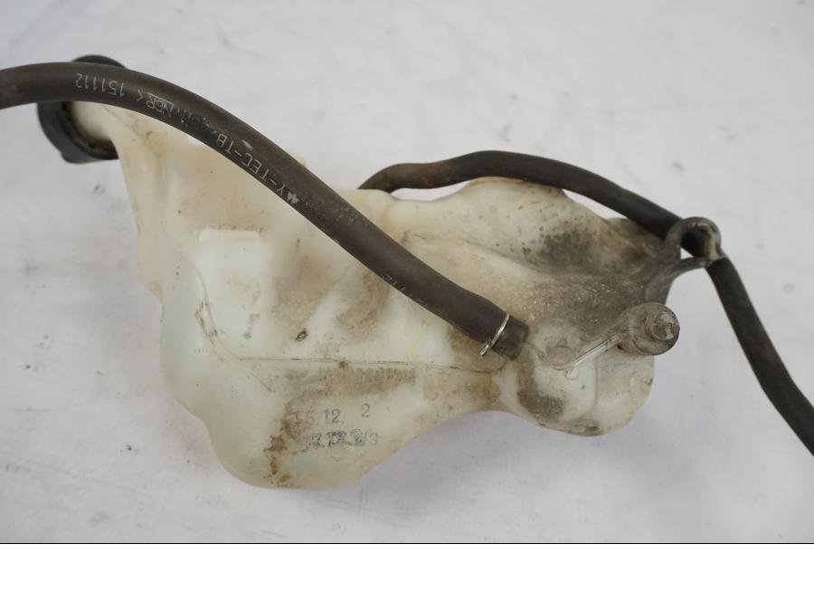 Vänster sida på Vattenexpansionskärl från en Honda CRF 1000 Africa Twin -2016 motorcykel.