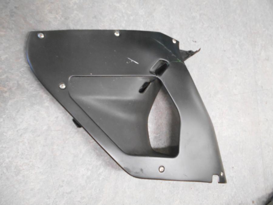 Vänster sida på Sidkåpa från en Aprilia RSV 1000 -2003 motorcykel.