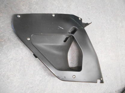 Vänster sida på Sidkåpa från en Aprilia RSV 1000 -2003 motorcykel.